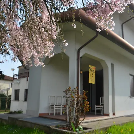 Проживание в семье 3 Double Bedrooms In Aloisia - Near Airport *