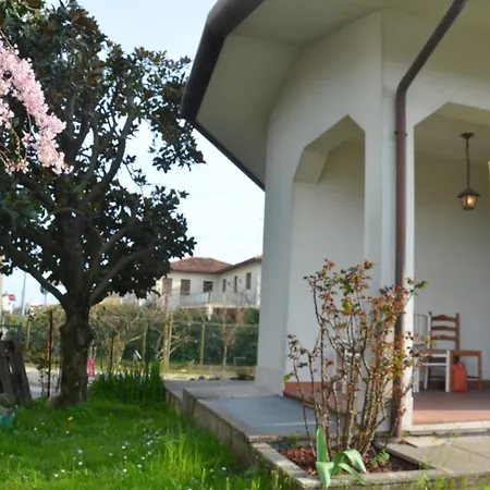 3 Double Bedrooms In Aloisia - Near Airport Проживание в семье *