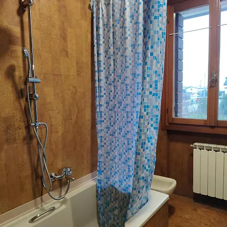 3 Double Bedrooms In Aloisia - Near Airport Проживание в семье